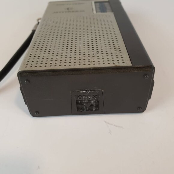 Vintage Realistic Jetstream Radio Shack AM/VHF Handheld Portable Personal Radio - Picture 2 of 7